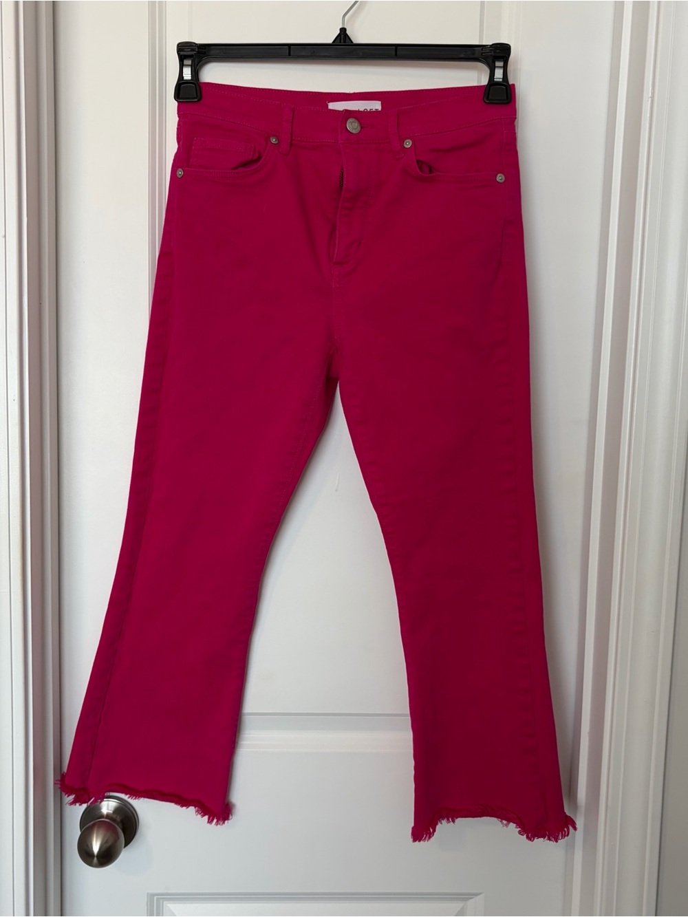 Loft- Women’s Fuchsia Cropped Frayed-Hem Jeans
27/2 P